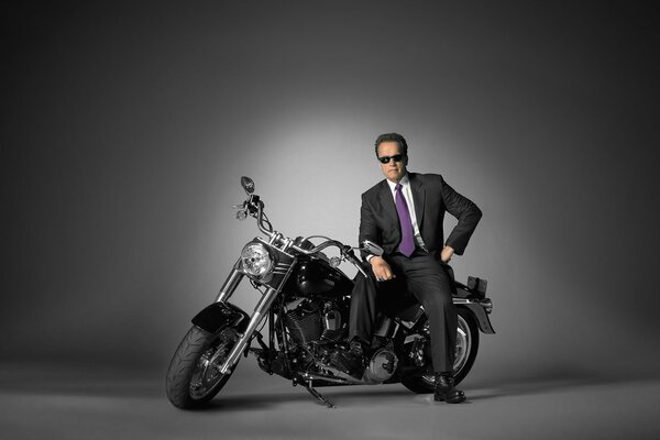 Arnold Schwarzenegger en un traje de moto