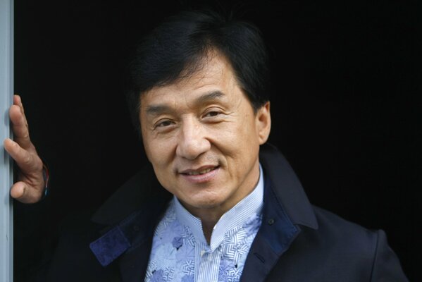 El famoso Jackie Chan en la camisa azul