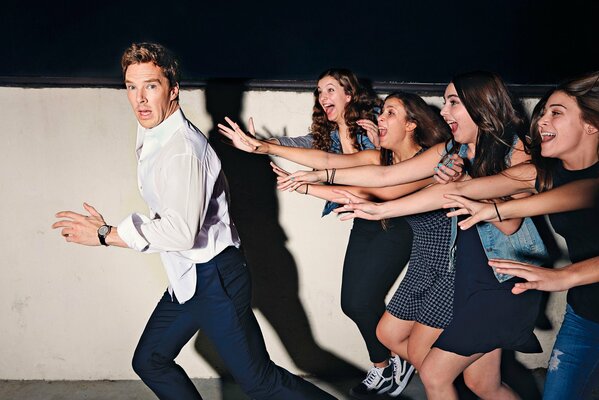 Benedict Cumberbatch fuit les filles des fans lors d une séance photo