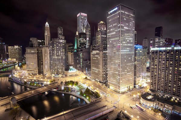 Nocne Chicago. Drapacze chmur w światłach