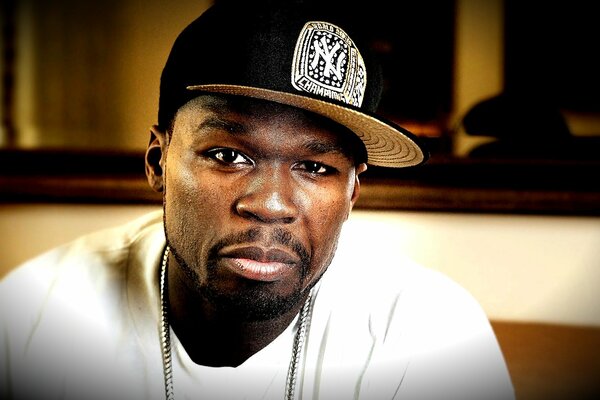 Rappeur 50 cent posant à la caméra