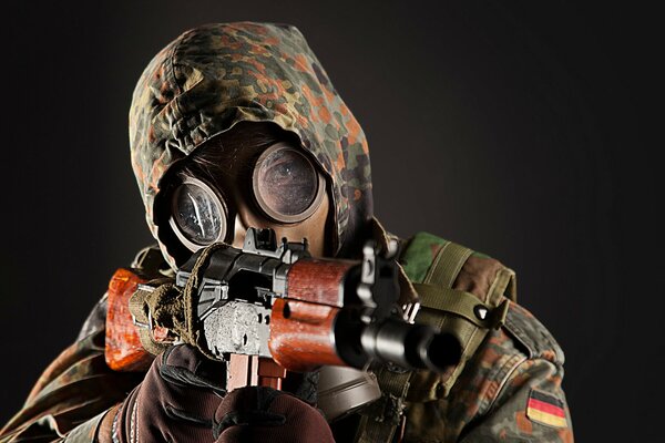 Homme soldat dans un masque à gaz avec des armes