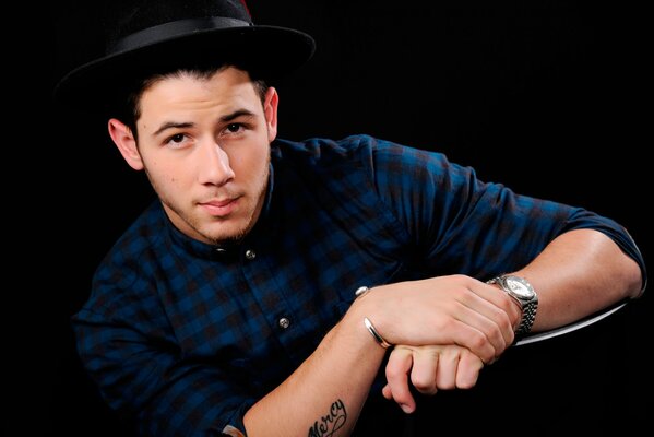 Nick Jonas cantante foto con sombrero