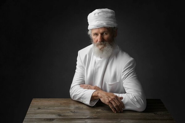 El abuelo de pelo gris con ropa blanca