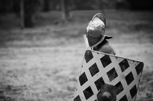 Foto en blanco y negro de un traje de gladiador