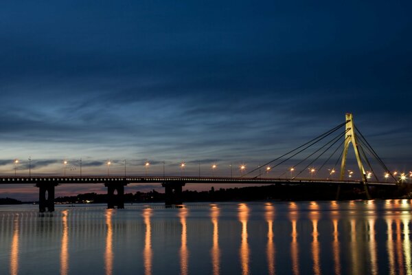 Puente nocturno de Moscú sobre el Dniéper