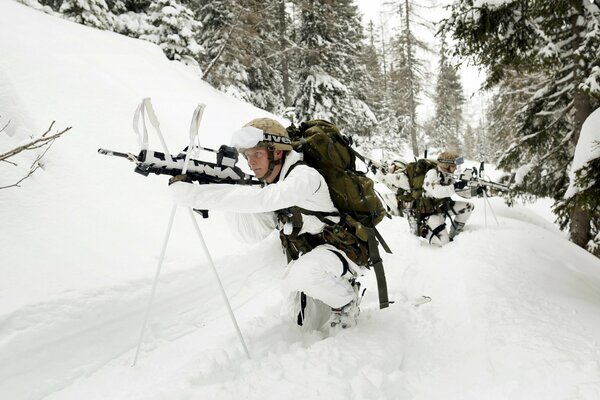 Esercito. Inverno. Soldato con armi