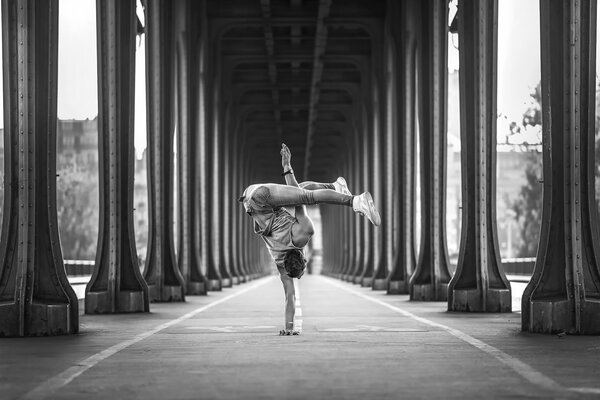 Gymnaste en pose, photo noir et blanc