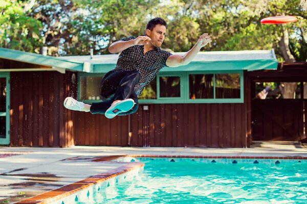 Channing Tatum photoshoot au bord de la piscine