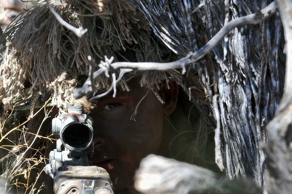 Soldado mantiene armas en el ejército