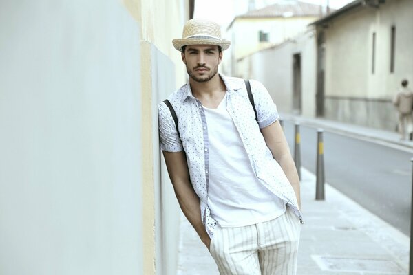 Hermoso hombre con sombrero