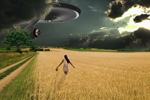 Una chica en el campo y una nave alienígena