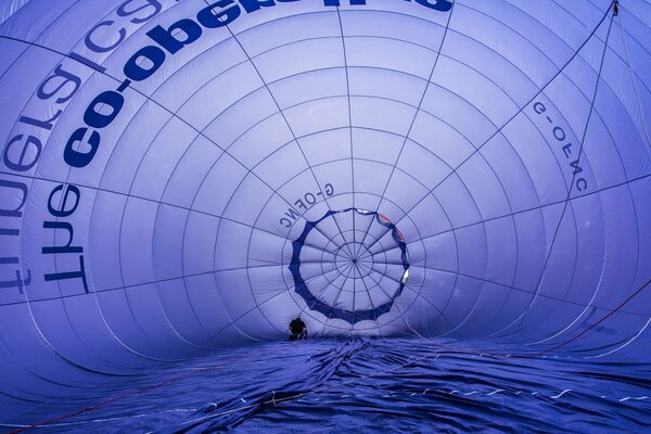 La tela del globo aún no se ha enderezado