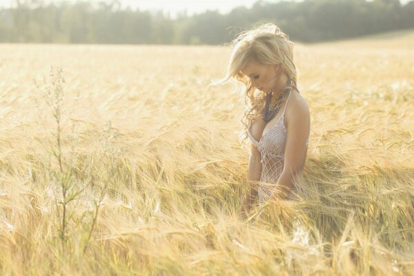 Blondine mit Dekolleté im Feld