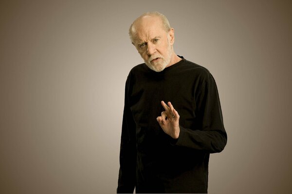 El ateo George Carlin posa frente a la cámara