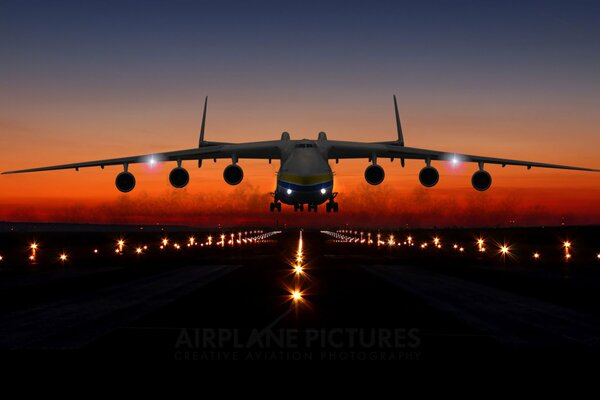 Avión an 225 en la pista, al atardecer