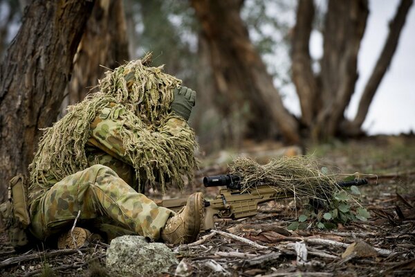 Die Armee. Soldat schaut ins Fernglas