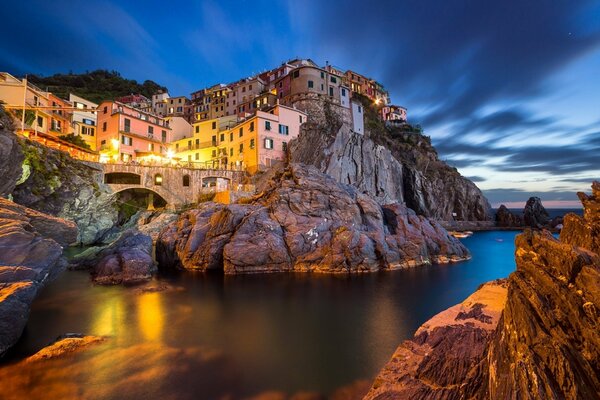 Eine Stadt auf einem Felsen in Italien, das Licht des Himmels