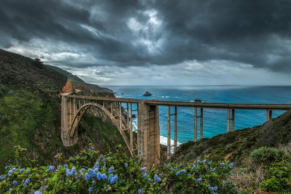 Schöne Landschaft mit Brücke zum Meer und Wolken