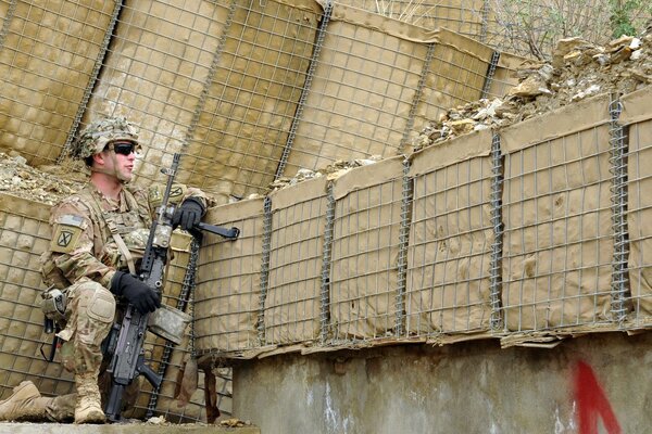 Soldado armado sentado en una emboscada