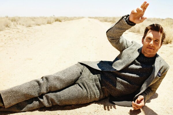 Schauspieler Matthew McConaughey liegt im Sand
