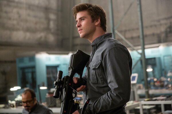 Liam Hemsworth con un fucile in mano