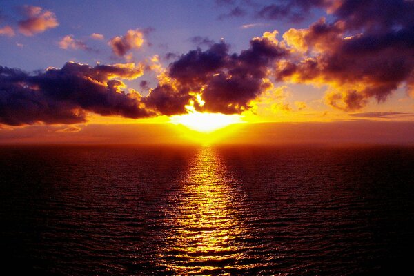 Foto del tramonto, splendidamente in mare