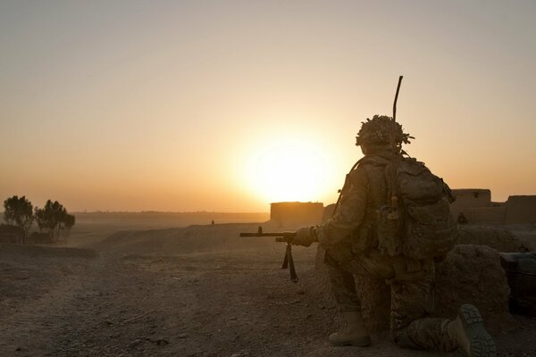 Soldat avec des armes à la guerre