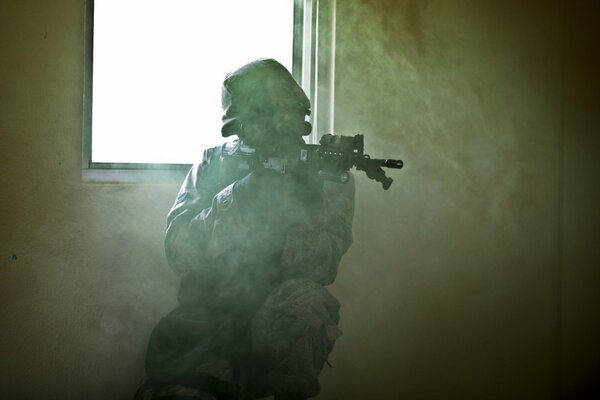 Soldado en guardia del objeto