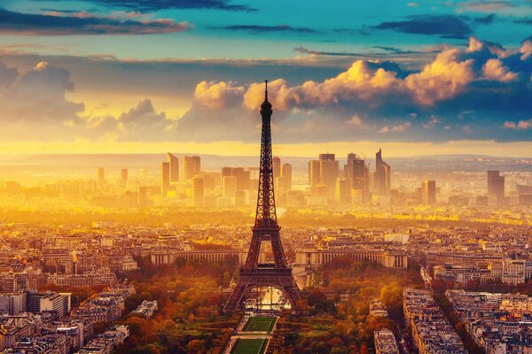 Autunno a Parigi. Il cielo sopra la Torre Eiffel