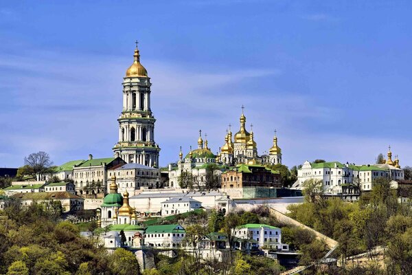 Kiev-Pechora Lavra, photos from the embankment in the old town