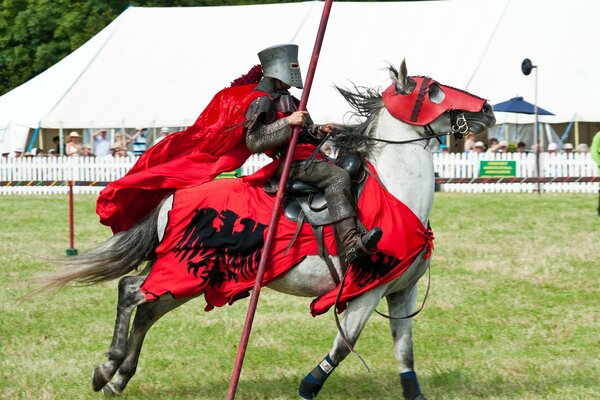 Chevalier en armure au tournoi