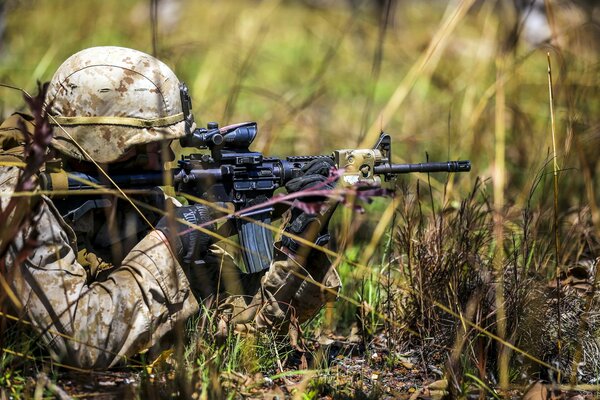 Soldat mit Waffen in der Natur