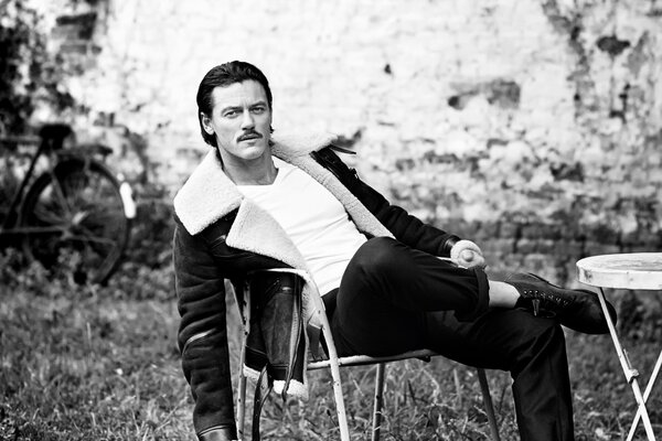 Sesión de fotos en blanco y negro de Luke Evans