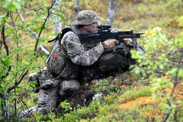 Soldado armado en una emboscada