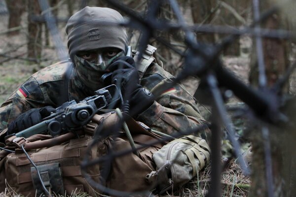 Soldat in der Armee mit Waffen. Kampfübungen