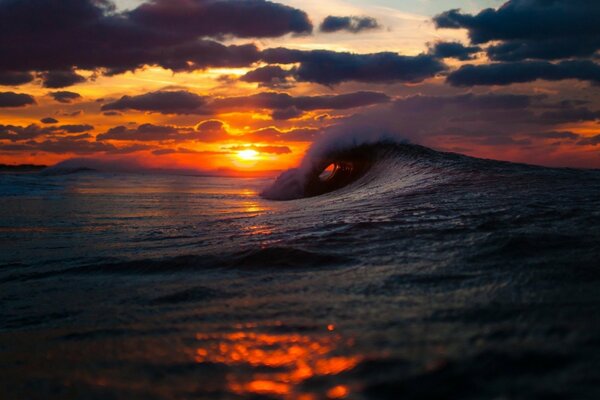 Grandes olas en el fondo de la puesta de sol de la tarde