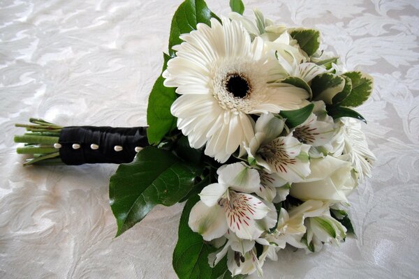 Bouquet de mariage blanc de Gerber, alstromerium sur la matière blanche