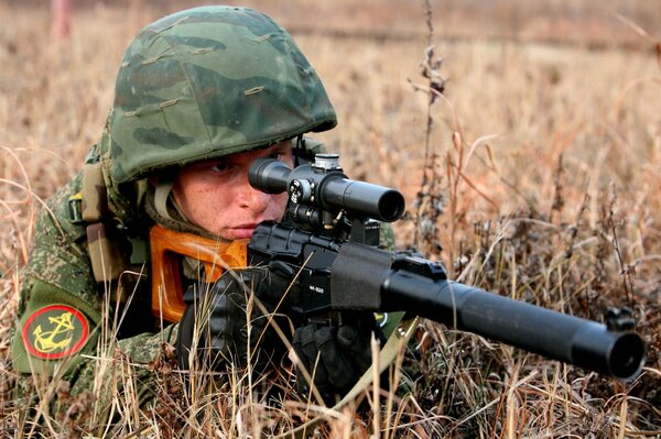Soldato mira con un fucile da cecchino