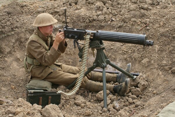 Soldat dans le champ avec des armes à feu