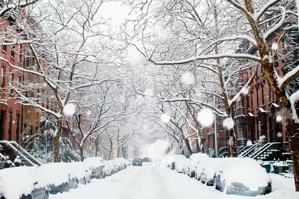 Schneefall. Winter City Street