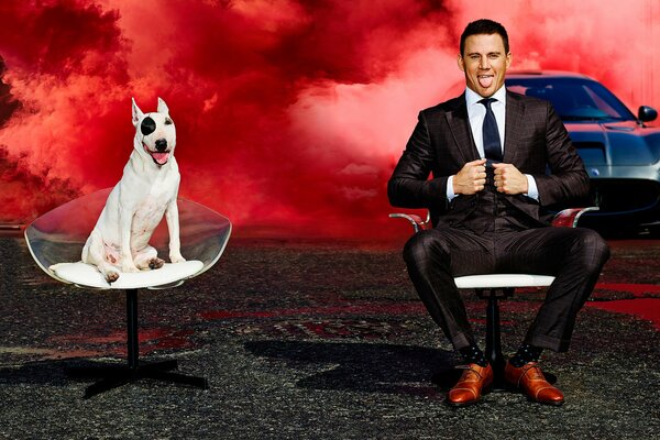 Acteur Channing Tatum sur une chaise avec un chien