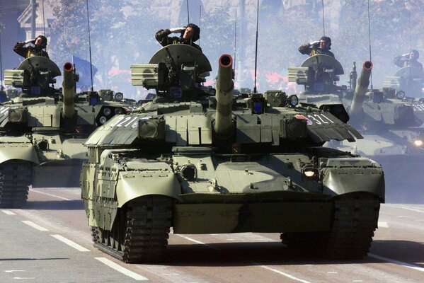 Tanque de batalla durante el desfile en Kiev