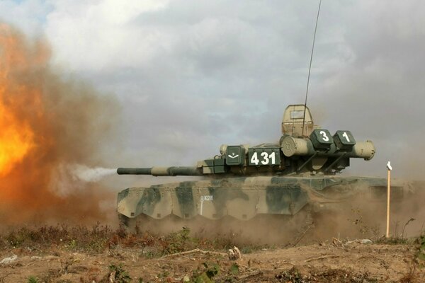 Militärische Ausrüstung Tank T-80 in Aktion Salve