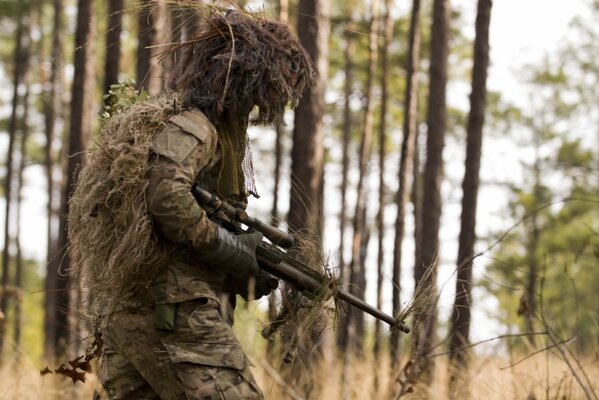 Scharfschütze mit Waffen im Wald. Die Armee