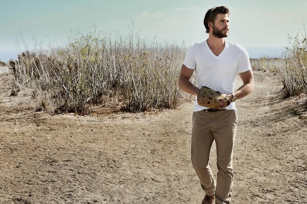 Liam Hemsworth im Hintergrund der Natur