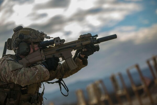 Bewaffneter Soldat in Uniform