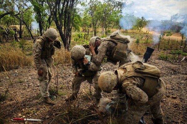 Soldats dans l armée en peinture avec des mortiers