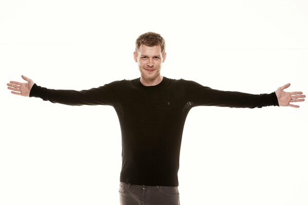 Joseph Morgan im schwarzen Pullover auf weißem Hintergrund