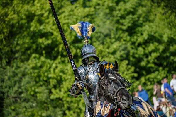 Ein Ritter in Rüstung reitet auf einem Pferd